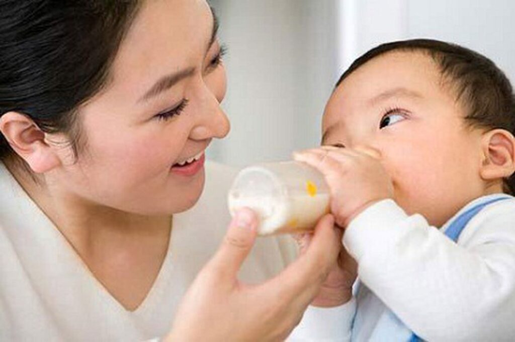 Cách tập cho bé bú bình khi mẹ đi làm như thế nào?