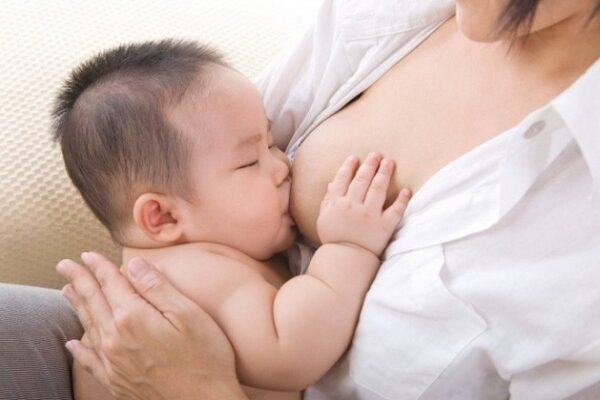 Mẹ cho con bú có nên dùng mỹ phẩm?
